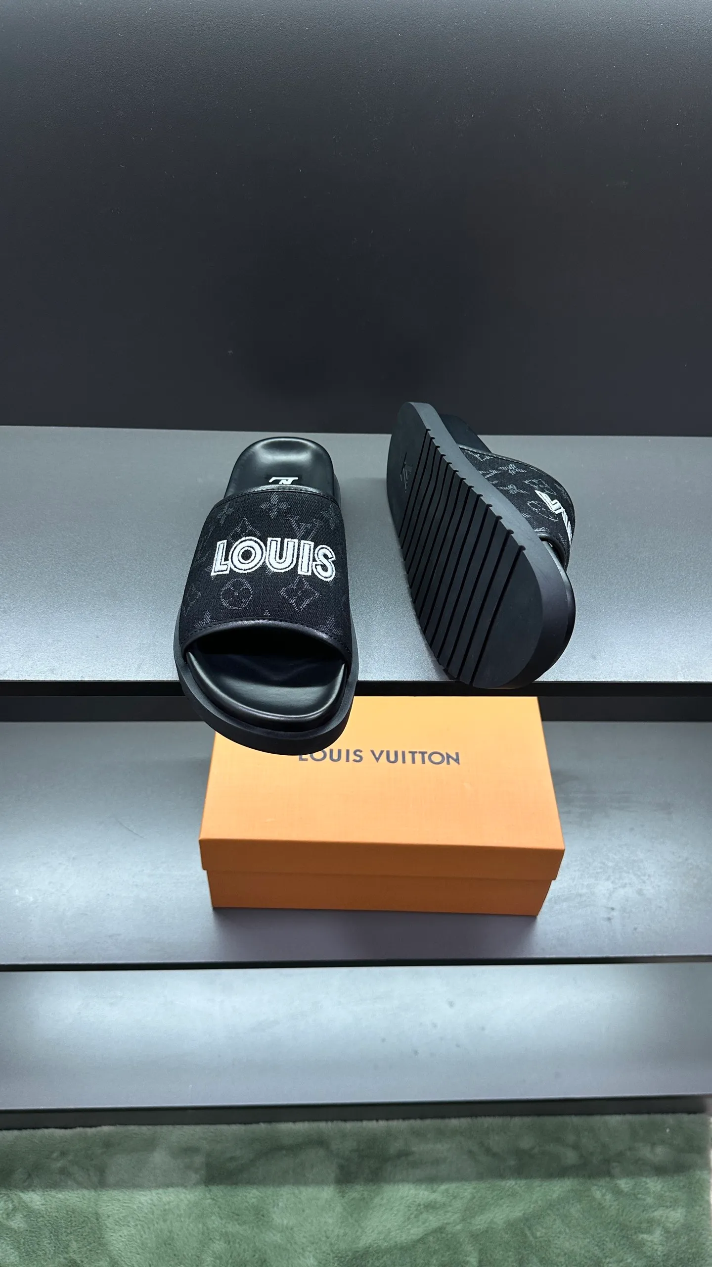 [L Home] P: 300💰Size: 38-45 Top purchasing lv men's summer slippers, classic presbyopia with soft real leather lining, unique color splicing effect, distinctive personality, fashionable and trendy essential style, light and comfortable. Lightweight and tough rubber insole, micro ridged foam outsole, super comfortable!